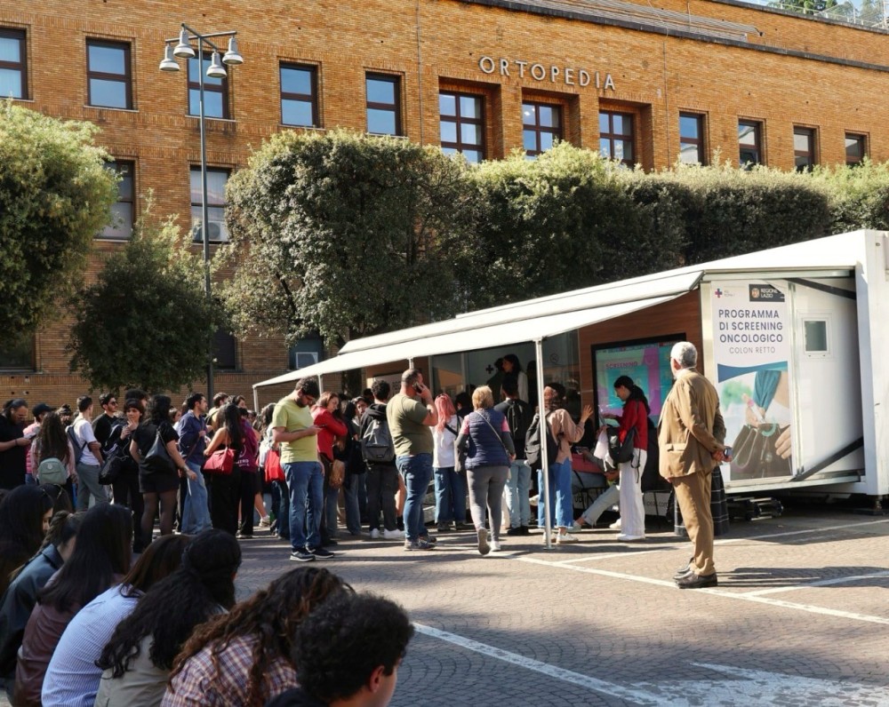 Salute e prevenzione alla Sapienza, il Camper della Salute della ASL Roma 1 porta screening e vaccini in piazzale Aldo Moro