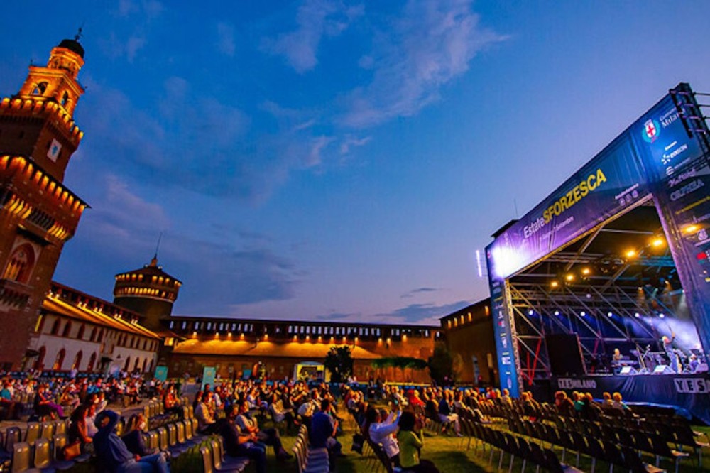Estate al Castello 2026: tre serate tra mente, arte e ambiente con il Teatro Carcano