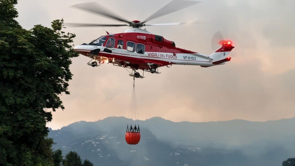 Video - Incendio sul Monte Goj a Como: 50 sfollati, fiamme a 20 metri dalle case.