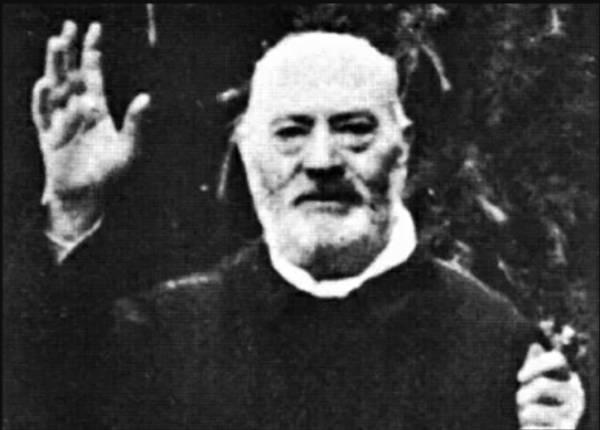 Don Gervasini da un piano sottile, in visita