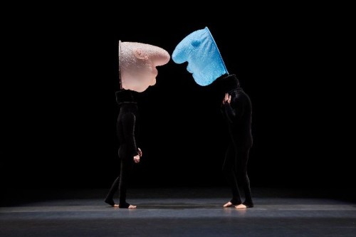 Mummenschanz: 50 anni di poesia silenziosa in scena al Teatro Menotti di Milano