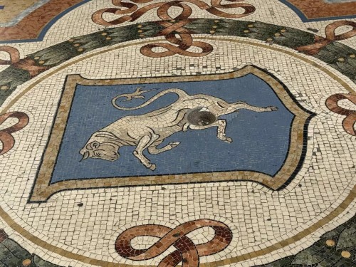 Galleria Vittorio Emanuele II, al via il restauro del Toro nell’Ottagono